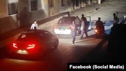 La policía detiene a un manifestante en Manzanillo, Granma. (Facebook/Ismary Bacallao)
